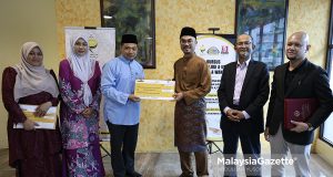 Ketua Pegawai Eksekutif Majlis Agama Islam Perak dan ‘Adat Melayu Perak (MAIPk), Syamsul Hazeman Md Salleh menerima penyerahan zakat perniagaan kumpulan terapis Proreflexy daripada wakil peserta, Mohd Azizul Azmi bagi program pemerkasaan ekonomi asnaf (Proper A 2023 dan 2024) bidang kursus refleksologi dan urutan di MAIPk, Ipoh. Foto ABDULLAH YUSOF, 21 MAC 2025.