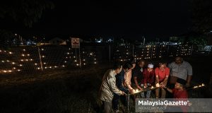 Penduduk dengan semangat perpaduan antara kaum menghiasi sekitar taman perumahan mereka dengan menyalakan pelita panjut pada program Pesta Panjut X Piknik Moreh di Medan Klebang Pertama, Ipoh. Pelita panjut sinonim dengan budaya masyarakat Melayu setiap kali tibanya Hari Raya Aidilfitri terutamanya pada 7 hari terakhir Ramadan yang dipanggil "Malam Tujuh Likur", komuniti Cina dan India di kawasan itu sanggup turun padang membuat persiapan. Foto ABDULLAH YUSOF, 21 MAC 2025.
