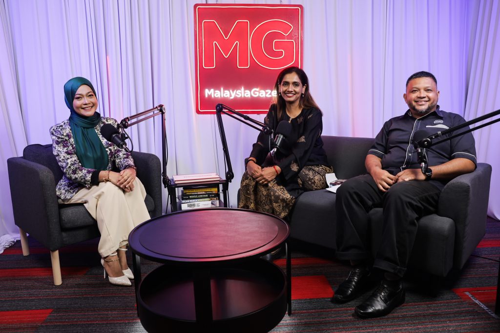 Temubual bersama Pensyarah Fakulti Ekonomi Dan Muamalat, Universiti Sains Islam Malaysia (USIM), Dr Mohd Shukor Harun dan Ketua Jabatan Pendidikan Kewangan Isi Rumah, Agensi Kauseling Dan Pengurusan Kredit (AKPK) Nirmala M. Supramaniam pada Program Podcast MG di Ibu Pejabat MalaysiaGazette di Bandar Sri Permaisuri, Cheras, Kuala Lumpur. Foto MOHD ADZLAN, 24 MAC 2025.