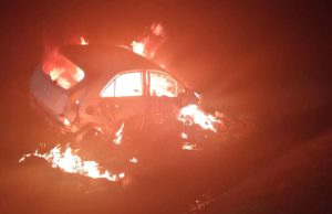 Pemandu rentung kereta terbabas dan terbakar