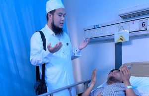 Ustaz Ebit Lew melawat Abang Belon yang kini dimasukkan ke Hospital Serdang ekoran kecederaan yang dialaminya.