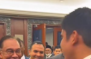 Syed Saddiq tunai janji hadiahkan PM persalinan baju Melayu
