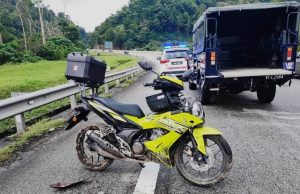 Penunggang motosikal maut, elak kereta terbabas
