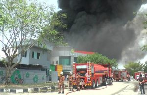 Kilang kitar semula musnah dalam kebakaran