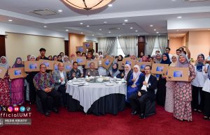 46 pelajar UMT terima komputer riba Program eKasih