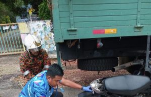 Dua remaja maut motosikal langgar belakang lori parkir tepi jalan