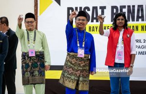 Calon-calon PRK DUN Ayer Kuning (dari kiri) calon Perikatan Nasional (PN), Abd Muhaimin Malek, Calon Barisan Nasional (BN), Dr Mohamad Yusri Bakir dan Parti Sosialis Malaysia (PSM), Bawani KS menunjukkan nombor cabutan kedudukan calon dalam kertas undi sempena Pilihan Raya Kecil (PRK) Dewan Undangan Negeri (DUN) Ayer Kuning, Tapah. Foto ANIQ NABILAFIQ ANUAR, 12 APRIL 2025.