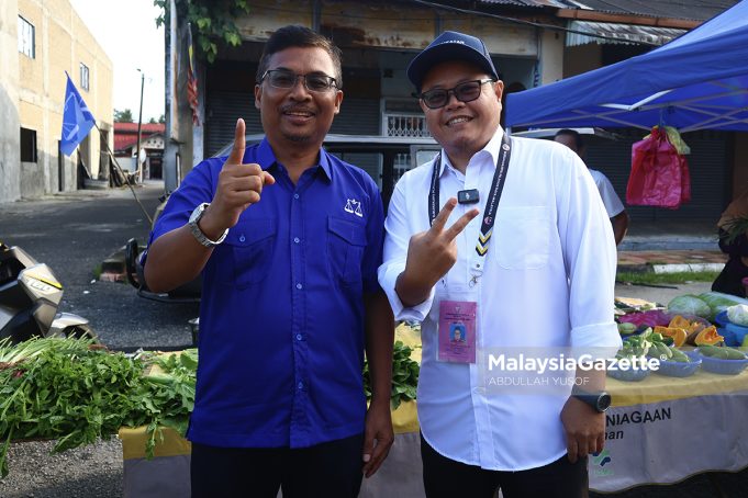 Calon Barisan Nasional (BN), Dr Mohamad Yusri Bakir bertembung dengan calon Perikatan Nasional (PN), Abdul Muhaimin Malek ketika berkempen sempena Pilihan Raya Kecil (PRK) Dewan Undangan Negeri (DUN) Ayer Kuning di Pasar Tani Tapah Road. Foto ABDULLAH YUSOF, 13 APRIL 2025.