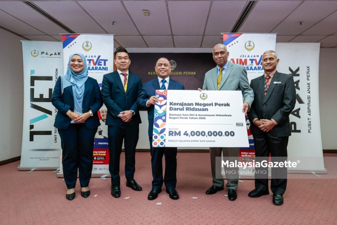 Menteri Besar Perak Datuk Seri Saarani Mohamad menyampaikan replika cek Bantuan Sara Diri dan Kecemasan Mahasiswa Negeri Perak Tahun 2025 kepada Exco Pendidikan, Pengajian Tinggi, Belia dan Sukan Perak, Khairudin Abu Hanipah pada majlis pelancaran Jelajah AIM TVET With Cikgu Saarani 2025 di Bangunan Perak Darul Ridzuan, Ipoh, pada Rabu. Foto ANIQ NABILAFIQ ANUAR, 16 APRIL 2025.