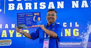 Calon Barisan Nasional (BN), Dr Mohamad Yusri Bakir menunjukkan manifesto Pilihan Raya Kecil (PRK) Dewan Undangan Negeri (DUN) Ayer Kuning di Command Center BN di Kampung Haji Tahir, Tapah, pada Ahad. Foto ANIQ NABILAFIQ ANUAR, 19 APRIL 2025.