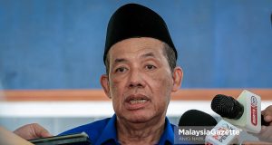 Bekas ADUN Ayer Kuning, Datuk Samsudin Abu Hassan ketika sidang media pada program Jom Belajar: Pelajar Sekolah DUN Ayer Kuning - Tabung Pendidikan Melayu di Kampung Tanjung Keramat, Tapah, pada Isnin. Foto ANIQ NABILAFIQ ANUAR, 21 APRIL 2025. PRK Ustaz Yusri BN