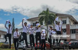 Calon- calon peperiksaan Sijil Pelajaran Malaysia (SPM) yang memperoleh keputusan cemerlang dalam peperiksaan SPM dengan mendapat semua A dalam setiap mata pelajaran kelihatan gembira pada majlis pengumuman keputusan peperiksaan SPM 2024 di Sekolah Sultan Alam Shah, Putrajaya. Foto HARI ANGGARA, 24 APRIL 2025.