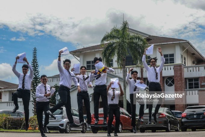 Calon- calon peperiksaan Sijil Pelajaran Malaysia (SPM) yang memperoleh keputusan cemerlang dalam peperiksaan SPM dengan mendapat semua A dalam setiap mata pelajaran kelihatan gembira pada majlis pengumuman keputusan peperiksaan SPM 2024 di Sekolah Sultan Alam Shah, Putrajaya. Foto HARI ANGGARA, 24 APRIL 2025.