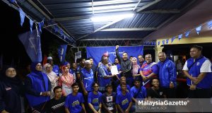 Bekas Ahli Jawatankuasa (AJK) Penerangan Bersatu Simpang Tiga Bidor, Adham Iskandar Ismail bersama 50 ahli dan penyokong parti berkenaan menyerahkan borang keahlian baharu UMNO kepada Pemangku Ketua UMNO Bahagian Tapah, Khairul Azmi Ghazali di Pusat Daerah Mengundi (PDM) Simpang Tiga, Bidor, malam tadi. Foto ABDULLAH YUSOF, 24 APRIL 2025.