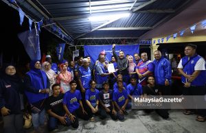 Bekas Ahli Jawatankuasa (AJK) Penerangan Bersatu Simpang Tiga Bidor, Adham Iskandar Ismail bersama 50 ahli dan penyokong parti berkenaan menyerahkan borang keahlian baharu UMNO kepada Pemangku Ketua UMNO Bahagian Tapah, Khairul Azmi Ghazali di Pusat Daerah Mengundi (PDM) Simpang Tiga, Bidor, malam tadi. Foto ABDULLAH YUSOF, 24 APRIL 2025.
