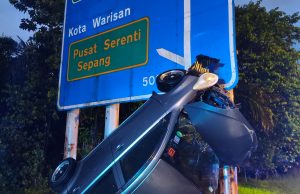 Lelaki maut selepas rempuh tiang papan tanda