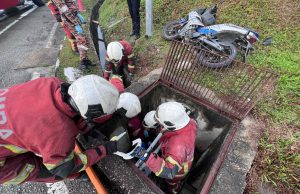Pemandu motosikal terbabas masuk longkang