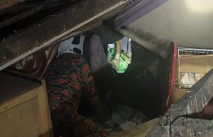 Rumah runtuh, wanita nyaris tertimbus