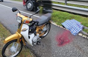 Pembantu kedai makan maut motosikal terbabas