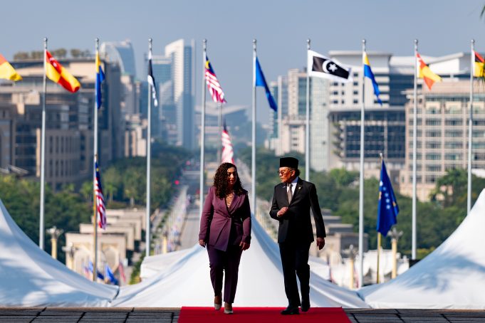 Presiden Republik Kosovo, Vjosa Osmani-Sadriu bersama Perdana Menteri, Datuk Seri Anwar Ibrahim di Perdana Putra. Presiden Republik Kosovo, Vjosa Osmani-Sadriu bersama Perdana Menteri, Datuk Seri Anwar Ibrahim di Perdana Putra.