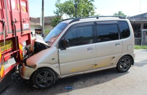 Pasangan warga emas maut, kereta langgar belakang lori