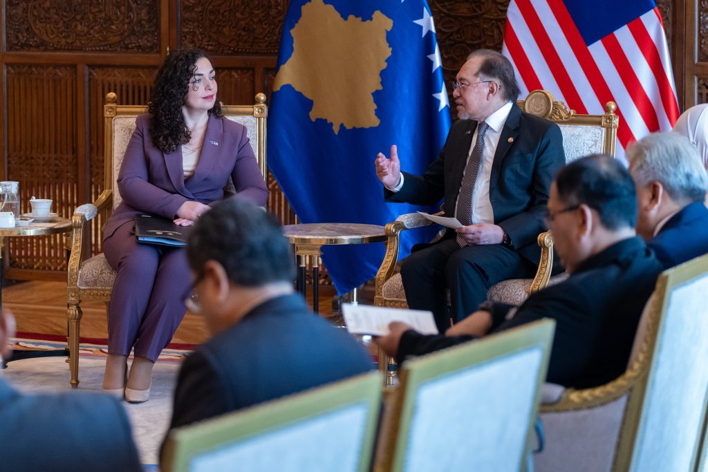 Presiden Republik Kosovo, Vjosa Osmani-Sadriu bersama Perdana Menteri, Datuk Seri Anwar Ibrahim di Perdana Putra.