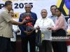 Menteri Besar Perak, Datuk Seri Saarani Mohamad menyampaikan komputer riba kepada pelajar di bawah Program Anak Angkat Cikgu Saarani, K Tamilvili, 18, yang memperoleh keputusan cemerlang dalam Sijil Pelajaran Malaysia (SPM) 2024 pada Majlis Pelancaran Program Mahasiswa Perak Sejahtera (MPS) 2030 di Universiti Teknologi MARA (UiTM), Kampus Seri Iskandar. Foto ABDULLAH YUSOF, 05 MEI 2025.