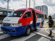 Salah seorang pengguna, Maszlin Musa menunggu Van Demand Responsive Transit (DRT) yang ditempah ketika ditemui di Sekitar Stesen LRT Salak Selatan, Kuala Lumpur. Foto HARI ANGGARA, 21 APRIL 2025.
