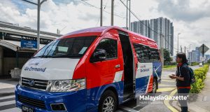 Salah seorang pengguna, Maszlin Musa menunggu Van Demand Responsive Transit (DRT) yang ditempah ketika ditemui di Sekitar Stesen LRT Salak Selatan, Kuala Lumpur. Foto HARI ANGGARA, 21 APRIL 2025.
