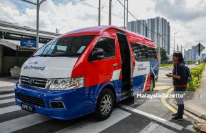 Salah seorang pengguna, Maszlin Musa menunggu Van Demand Responsive Transit (DRT) yang ditempah ketika ditemui di Sekitar Stesen LRT Salak Selatan, Kuala Lumpur. Foto HARI ANGGARA, 21 APRIL 2025.