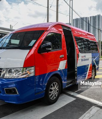 Salah seorang pengguna, Maszlin Musa menunggu Van Demand Responsive Transit (DRT) yang ditempah ketika ditemui di Sekitar Stesen LRT Salak Selatan, Kuala Lumpur. Foto HARI ANGGARA, 21 APRIL 2025.