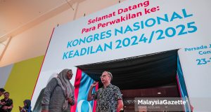 Ketua Penerangan PKR, Datuk Fahmi Fadzil bersama Setiausaha Agung PKR, Dr Fuziah Salleh meninjau persediaan sempena Kongres Nasional Parti Keadilan Rakyat (PKR) 2024/2025 yang akan bermula pada hari ini sehingga 24hb ketika tinjauan lensa Malaysia Gazette di Pusat Konvensyen Antarabangsa Persada Johor. Foto MOHD ADZLAN, 22 MEI 2025.