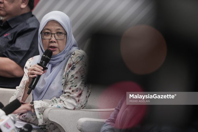 MGF22052025_KONGRESS PKR PC-4 Pengerusi Jawatankuasa Pemilihan Pusat (JPP), Datuk Seri Dr Zaliha Mustafa bercakap pada taklimat bersama media mengenai Kongres Nasional Parti Keadilan Rakyat (PKR) 2024/2025 yang akan bermula pada hari ini sehingga 24hb ketika tinjauan lensa Malaysia Gazette di Pusat Konvensyen Antarabangsa Persada Johor. Foto MOHD ADZLAN, 22 MEI 2025.