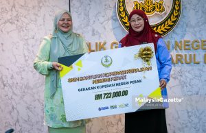 Usaha Kerajaan Perak sokong gerakan koperasi wajar dicontohi Exco Pembangunan Wanita, Keluarga, Kebajikan Masyarakat, Pembangunan Usahawan dan Koperasi Perak, Datuk Salbiah Mohamed menyerahkan replika Skim Bantuan Koperasi Kerajaan Negeri Perak pada Majlis Perundingan Koperasi Negeri Perak (MKN PERAK) Sesi Tahun 2025/2026 di Bangunan Perak Darul Ridzuan, Ipoh. Foto ANIQ NABILAFIQ ANUAR, 25 FEBRUARI 2025.