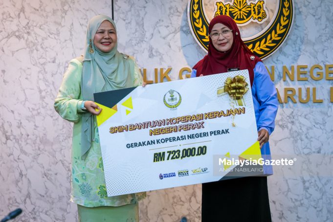 MAJLIS PERUNDINGAN KOPERASI NEGERI PERAK Exco Pembangunan Wanita, Keluarga, Kebajikan Masyarakat, Pembangunan Usahawan dan Koperasi Perak, Datuk Salbiah Mohamed menyerahkan replika Skim Bantuan Koperasi Kerajaan Negeri Perak pada Majlis Perundingan Koperasi Negeri Perak (MKN PERAK) Sesi Tahun 2025/2026 di Bangunan Perak Darul Ridzuan, Ipoh. Foto ANIQ NABILAFIQ ANUAR, 25 FEBRUARI 2025.