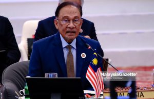 Siapa beritahu, Anwar enggan ulas Rafizi letak jawatan