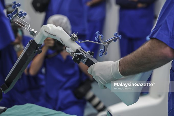 MGF30092022_ROBOT BEDAH LUTUT006 STEM