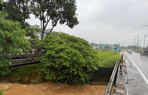 Pemuda maut, motosikal tercampak dalam sungai
