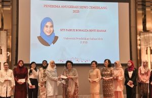Siti Fairuz Rohaliza terima Anugerah Siswi Cemerlang 2025