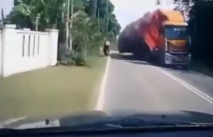 Pemandu lori gagal kawal kenderaan punca muatan kayu jatuh terkena kereta