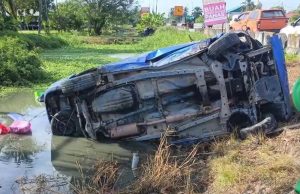 Dua Maut, MPV Masuk Parit Selepas Langgar Pembahagi konkrit #MGFlash
