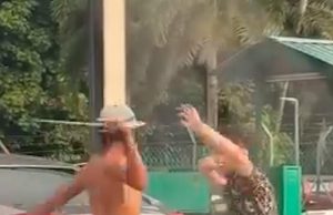 Pendekar Kain Pelikat Lawan Peninju Di Plaza Tol #MGFlash