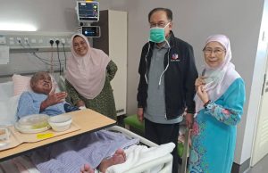 PM ziarah Mohd Nor Manuty di hospital