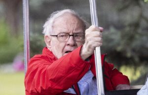 Jutawan Warren Buffett derma AS$6 bilion saham Berkshire Hathaway