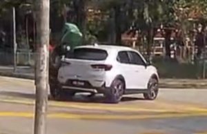 Padah kejar lampu isyarat, penghantar makanan cedera langgar kereta