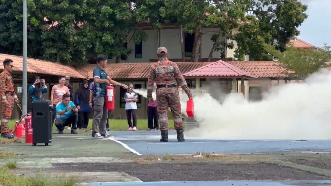 Gambar 3 Demonstrasi penggunaan alat pemadam api oleh pegawai bomba