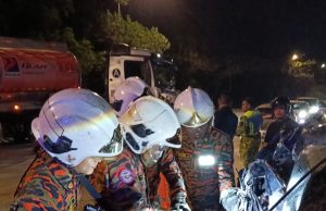Peniaga maut bertembung treler bawa bahan bakar