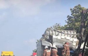 Pemandu maut tersepit dalam kemalangan satu treler, dua lori