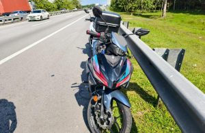 Pelajar kolej maut langgar besi penghadang jalan
