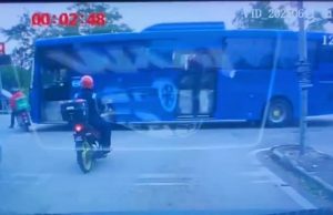 Penunggang Grab parah diseret bas kilang sejauh 15 meter
